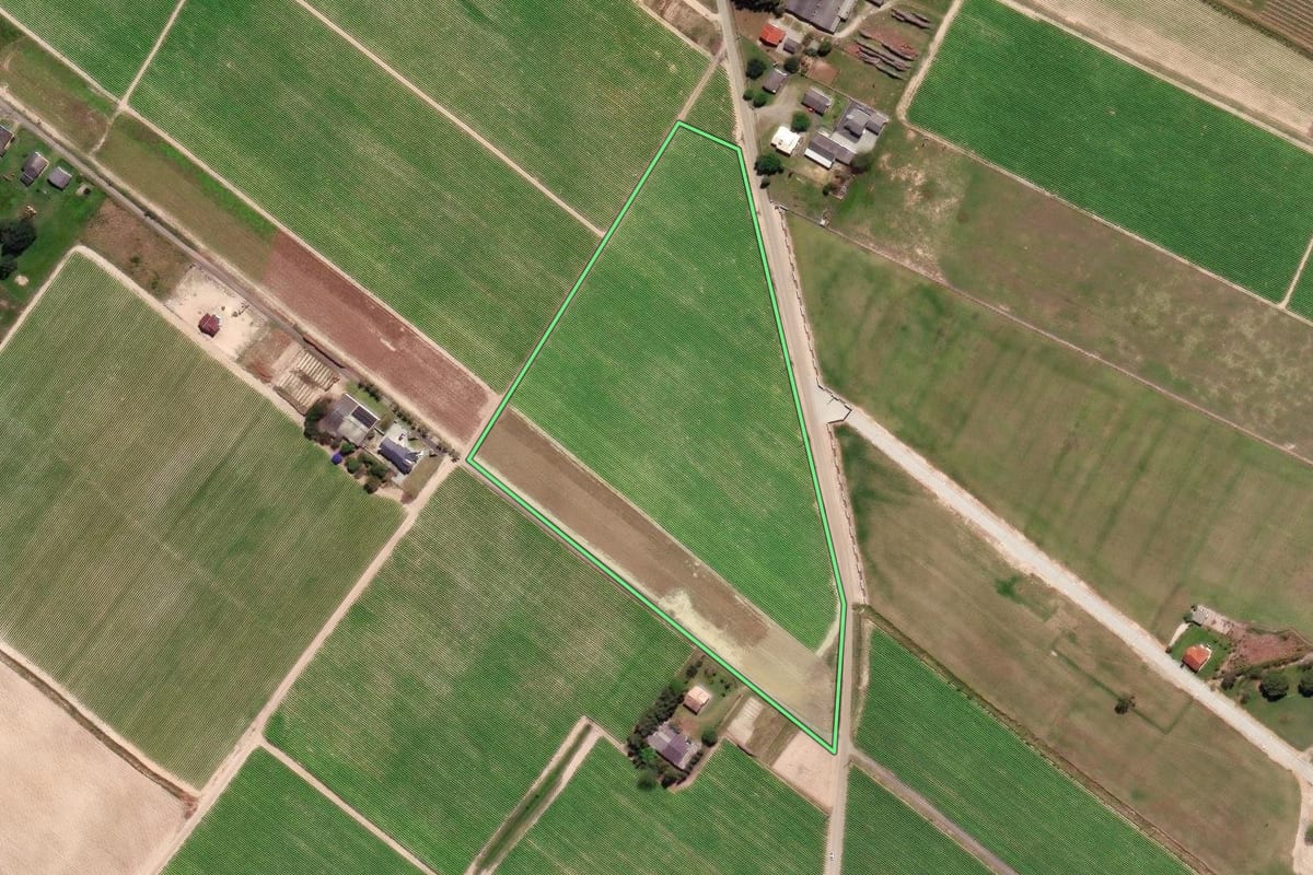 Imagem de satélite do imóvel rural em Araranguá (SC), com o contorno declarado no CAR desenhado por cima.