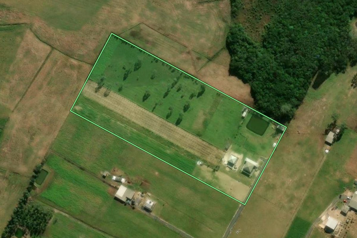 Imagem de satélite do imóvel rural em Araranguá (SC), com o contorno declarado no CAR desenhado por cima.