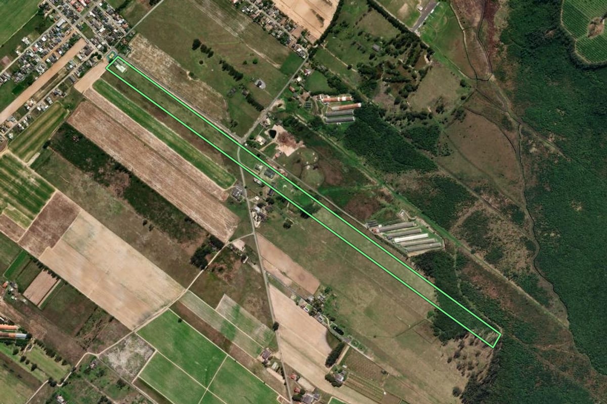 Imagem de satélite do imóvel rural em Araranguá (SC), com o contorno declarado no CAR desenhado por cima.