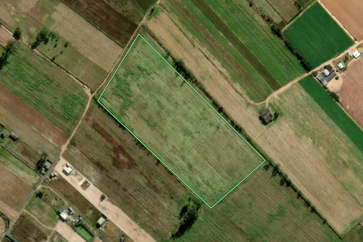 Imagem de satélite do imóvel rural em Araranguá (SC), com o contorno declarado no CAR desenhado por cima.