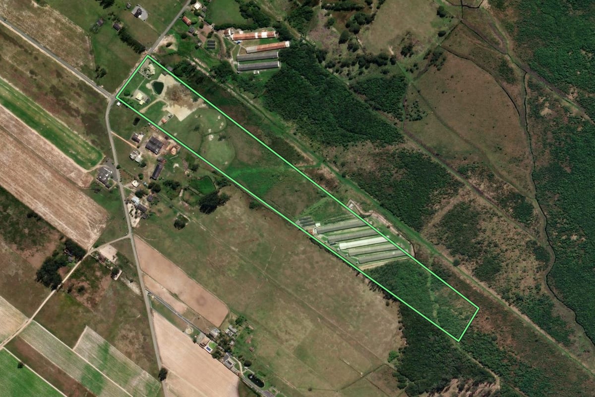 Imagem de satélite do imóvel rural em Araranguá (SC), com o contorno declarado no CAR desenhado por cima.