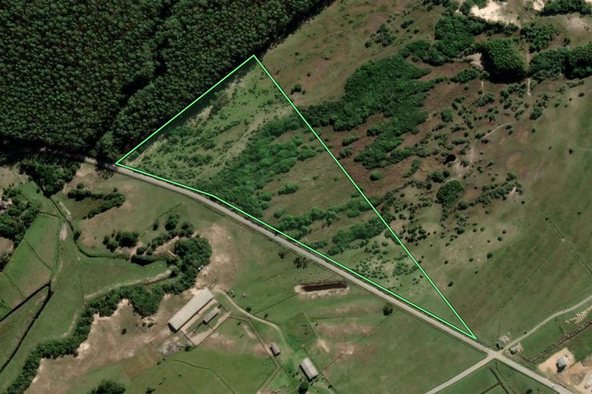 Imagem de satélite do imóvel rural em Araranguá (SC), com o contorno declarado no CAR desenhado por cima.