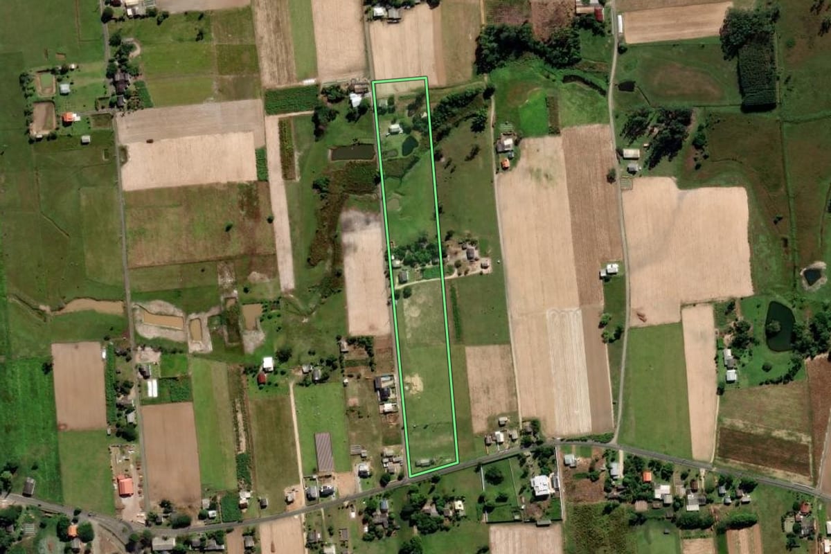 Imagem de satélite do imóvel rural em Araranguá (SC), com o contorno declarado no CAR desenhado por cima.
