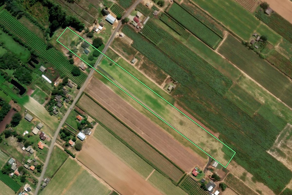 Imagem de satélite do imóvel rural em Araranguá (SC), com o contorno declarado no CAR desenhado por cima.