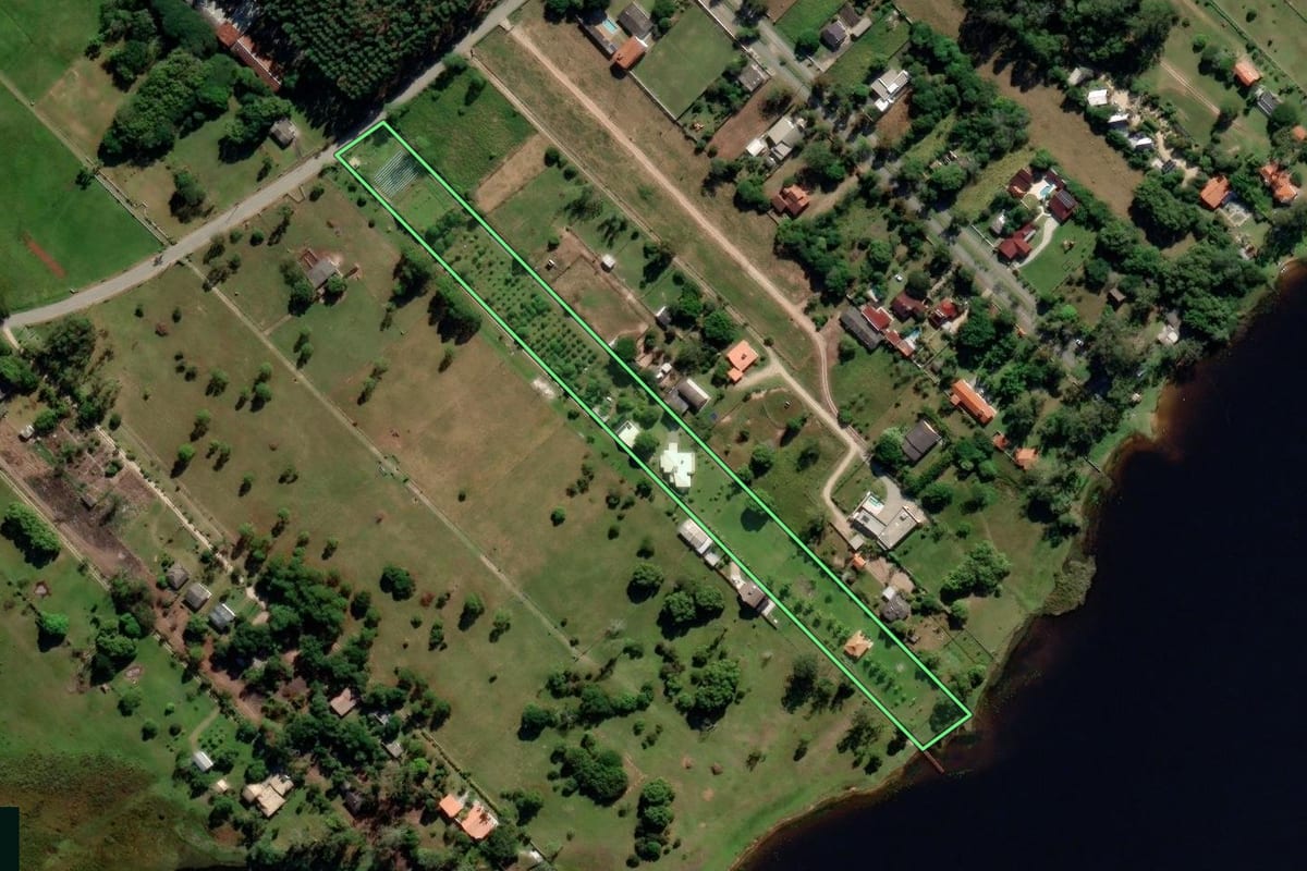 Imagem de satélite do imóvel rural em Araranguá (SC), com o contorno declarado no CAR desenhado por cima.