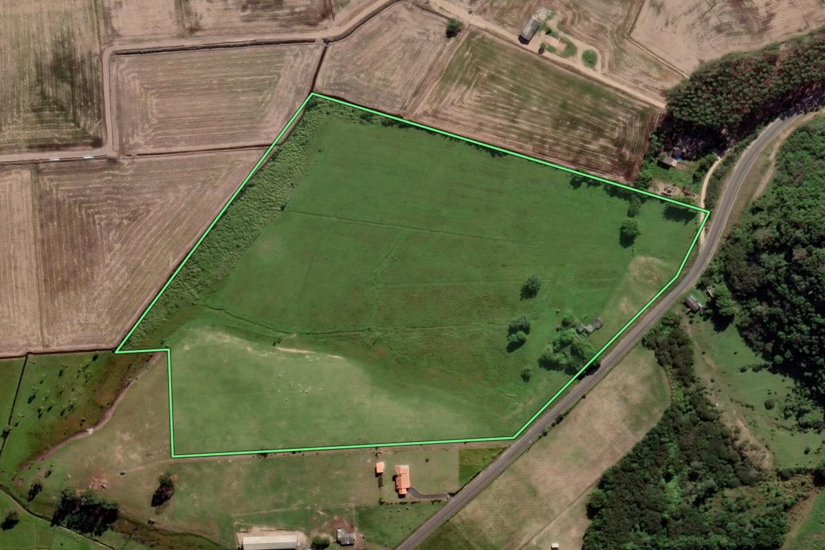 Imagem de satélite do imóvel rural em Araranguá (SC), com o contorno declarado no CAR desenhado por cima.