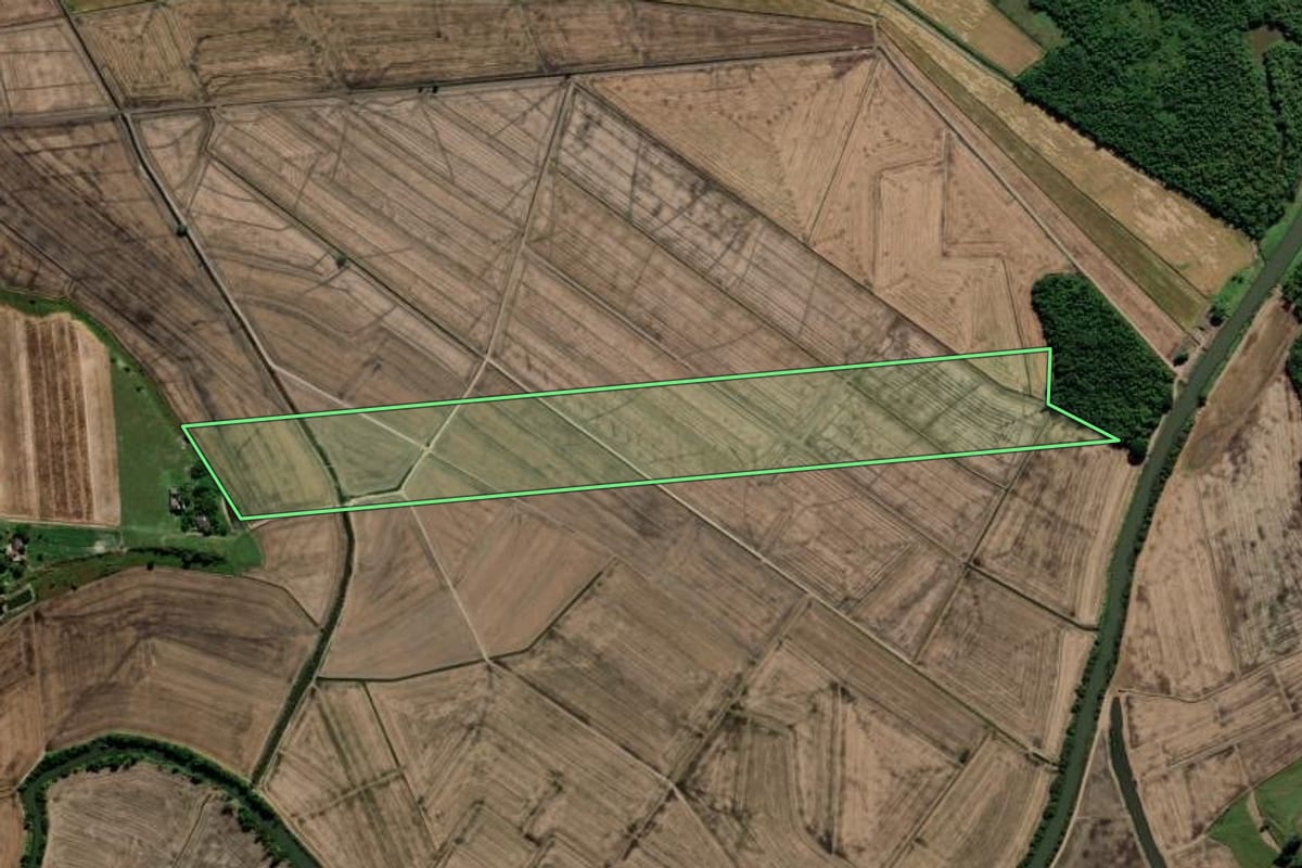 Imagem de satélite do imóvel rural em Araranguá (SC), com o contorno declarado no CAR desenhado por cima.