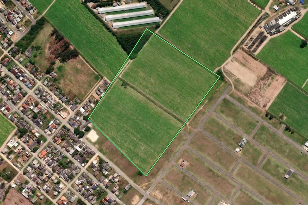 Imagem de satélite do imóvel rural em Araranguá (SC), com o contorno declarado no CAR desenhado por cima.