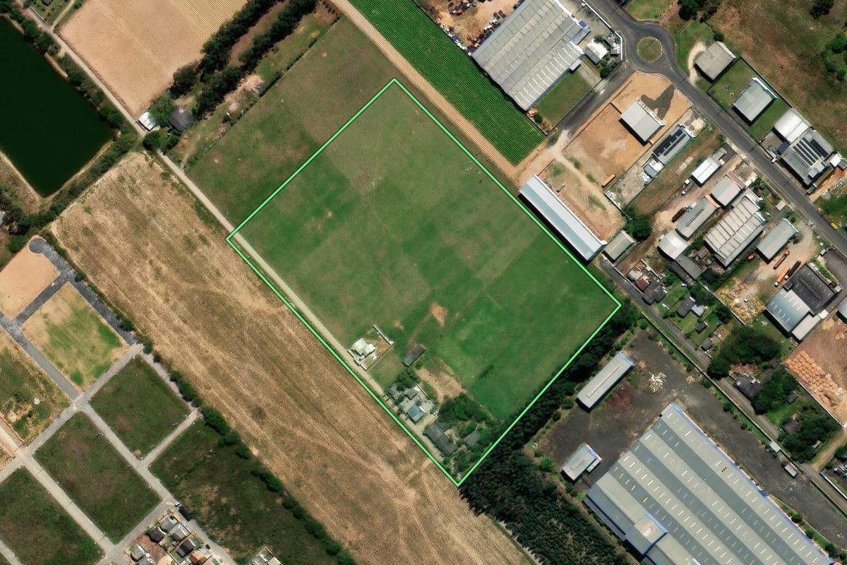 Imagem de satélite do imóvel rural em Araranguá (SC), com o contorno declarado no CAR desenhado por cima.