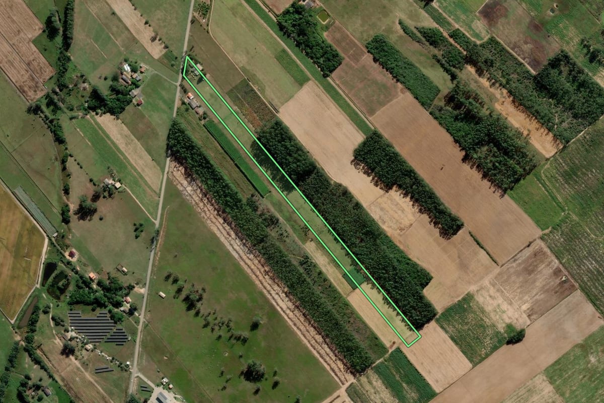 Imagem de satélite do imóvel rural em Araranguá (SC), com o contorno declarado no CAR desenhado por cima.