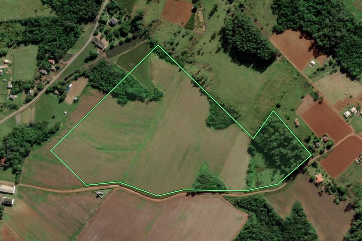 Imagem de satélite do imóvel rural em Araranguá (SC), com o contorno declarado no CAR desenhado por cima.