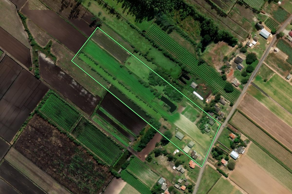 Imagem de satélite do imóvel rural em Araranguá (SC), com o contorno declarado no CAR desenhado por cima.
