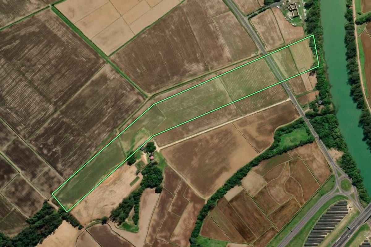 Imagem de satélite do imóvel rural em Araranguá (SC), com o contorno declarado no CAR desenhado por cima.