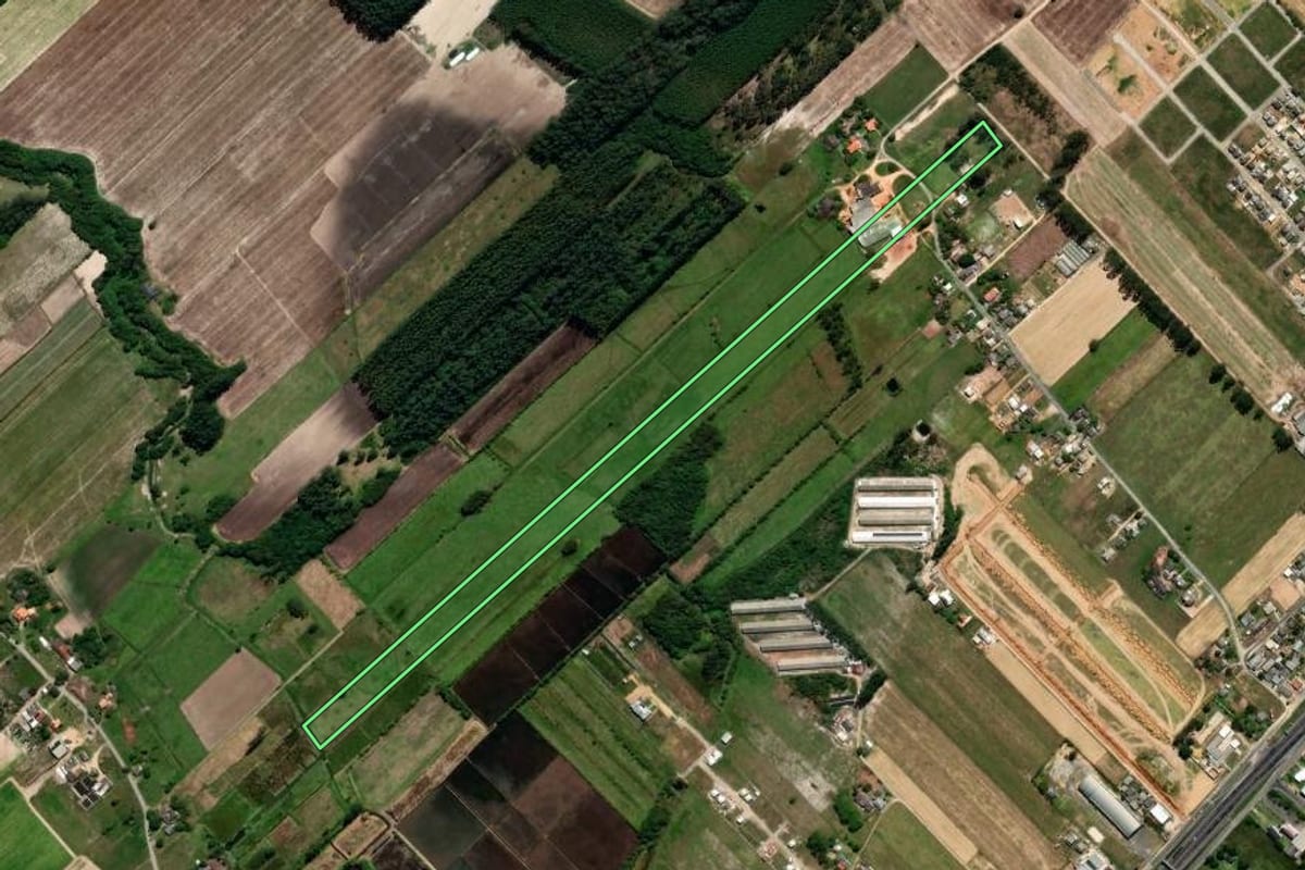 Imagem de satélite do imóvel rural em Araranguá (SC), com o contorno declarado no CAR desenhado por cima.