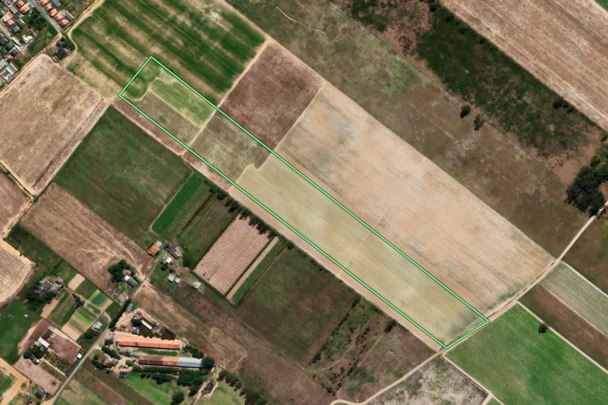 Imagem de satélite do imóvel rural em Araranguá (SC), com o contorno declarado no CAR desenhado por cima.
