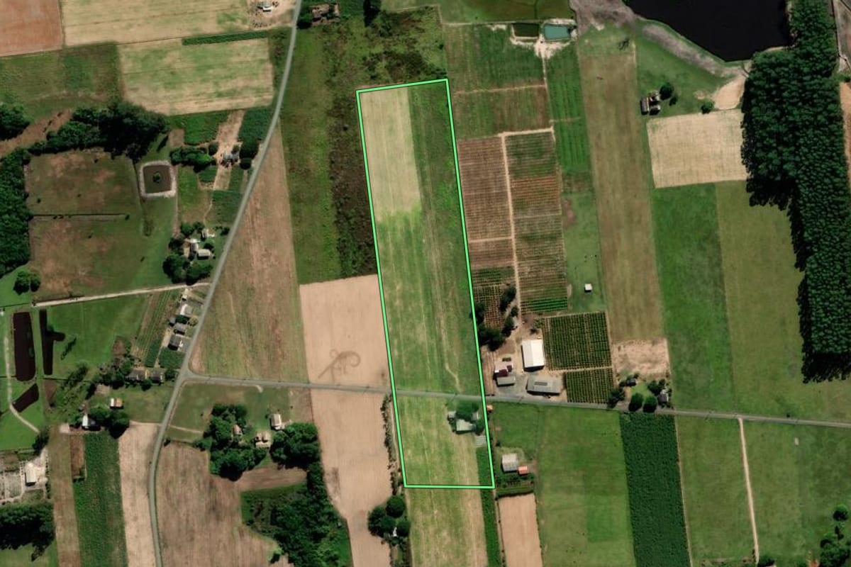 Imagem de satélite do imóvel rural em Araranguá (SC), com o contorno declarado no CAR desenhado por cima.