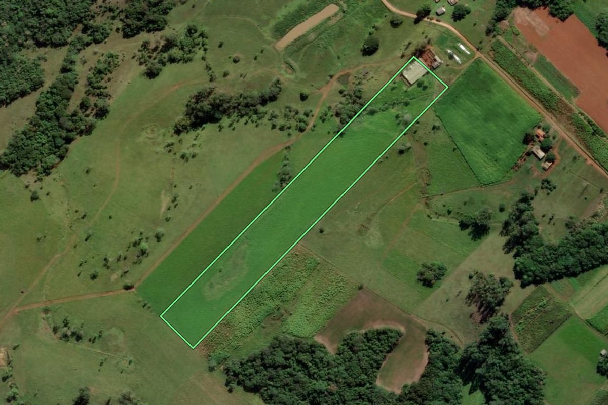 Imagem de satélite do imóvel rural em Araranguá (SC), com o contorno declarado no CAR desenhado por cima.
