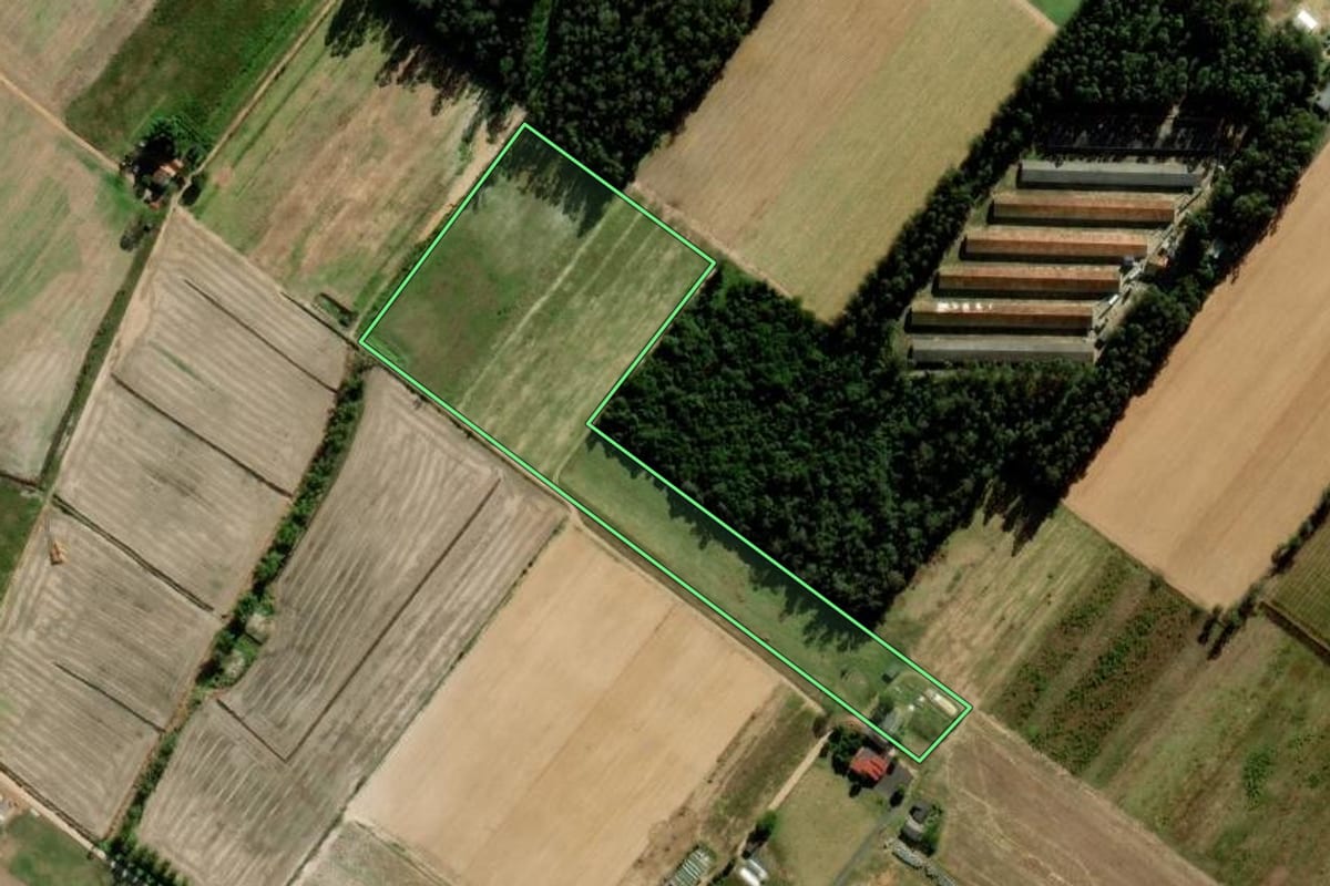 Imagem de satélite do imóvel rural em Araranguá (SC), com o contorno declarado no CAR desenhado por cima.