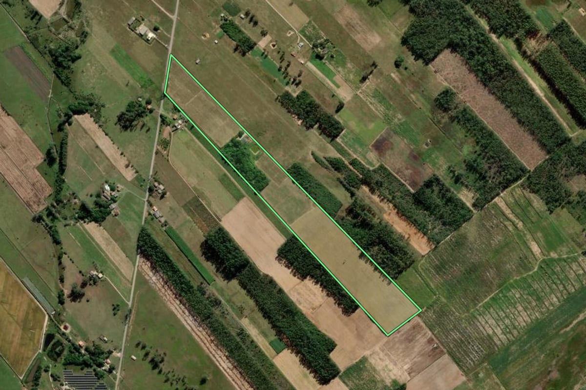 Imagem de satélite do imóvel rural em Araranguá (SC), com o contorno declarado no CAR desenhado por cima.