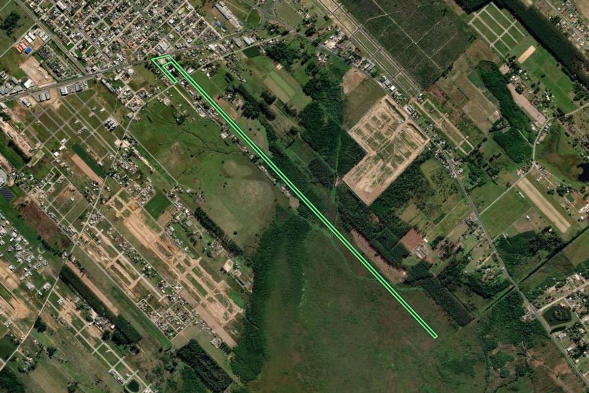 Imagem de satélite do imóvel rural em Araranguá (SC), com o contorno declarado no CAR desenhado por cima.