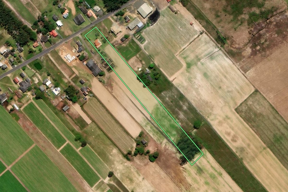 Imagem de satélite do imóvel rural em Araranguá (SC), com o contorno declarado no CAR desenhado por cima.