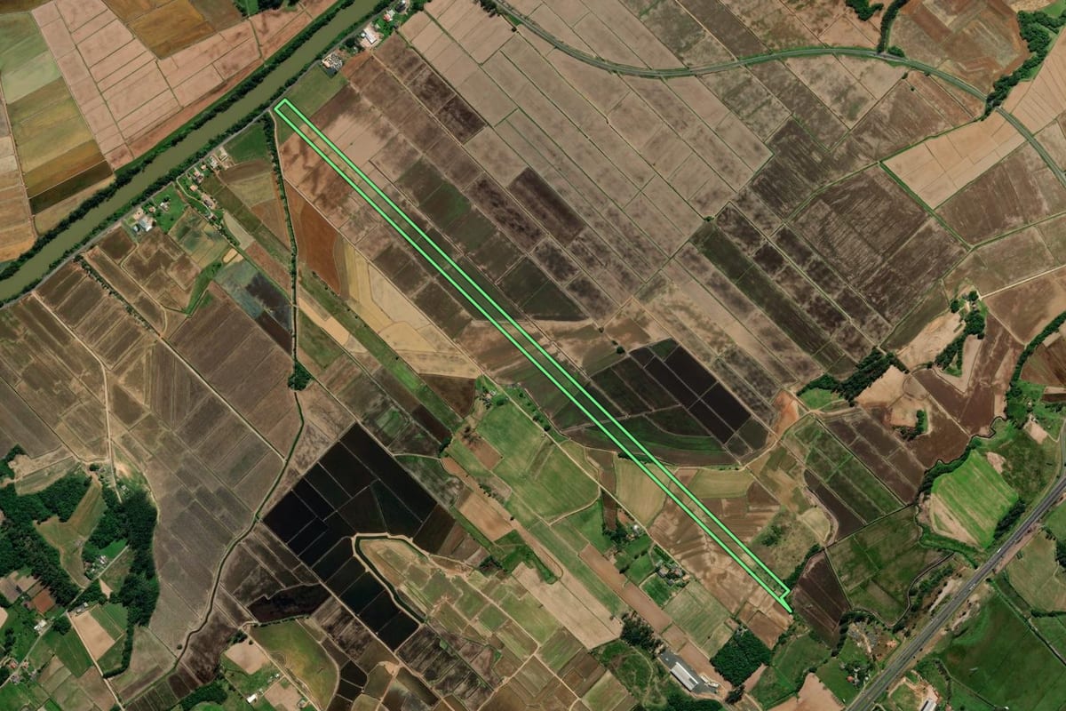 Imagem de satélite do imóvel rural em Araranguá (SC), com o contorno declarado no CAR desenhado por cima.