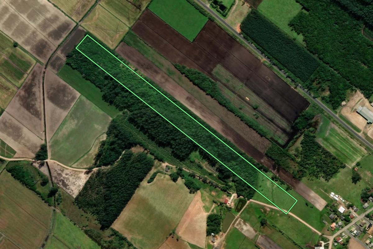 Imagem de satélite do imóvel rural em Araranguá (SC), com o contorno declarado no CAR desenhado por cima.