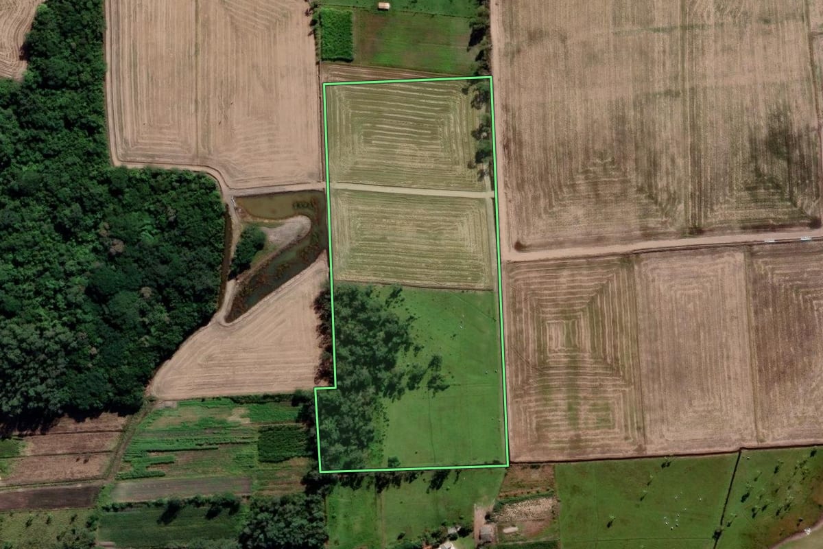 Imagem de satélite do imóvel rural em Araranguá (SC), com o contorno declarado no CAR desenhado por cima.