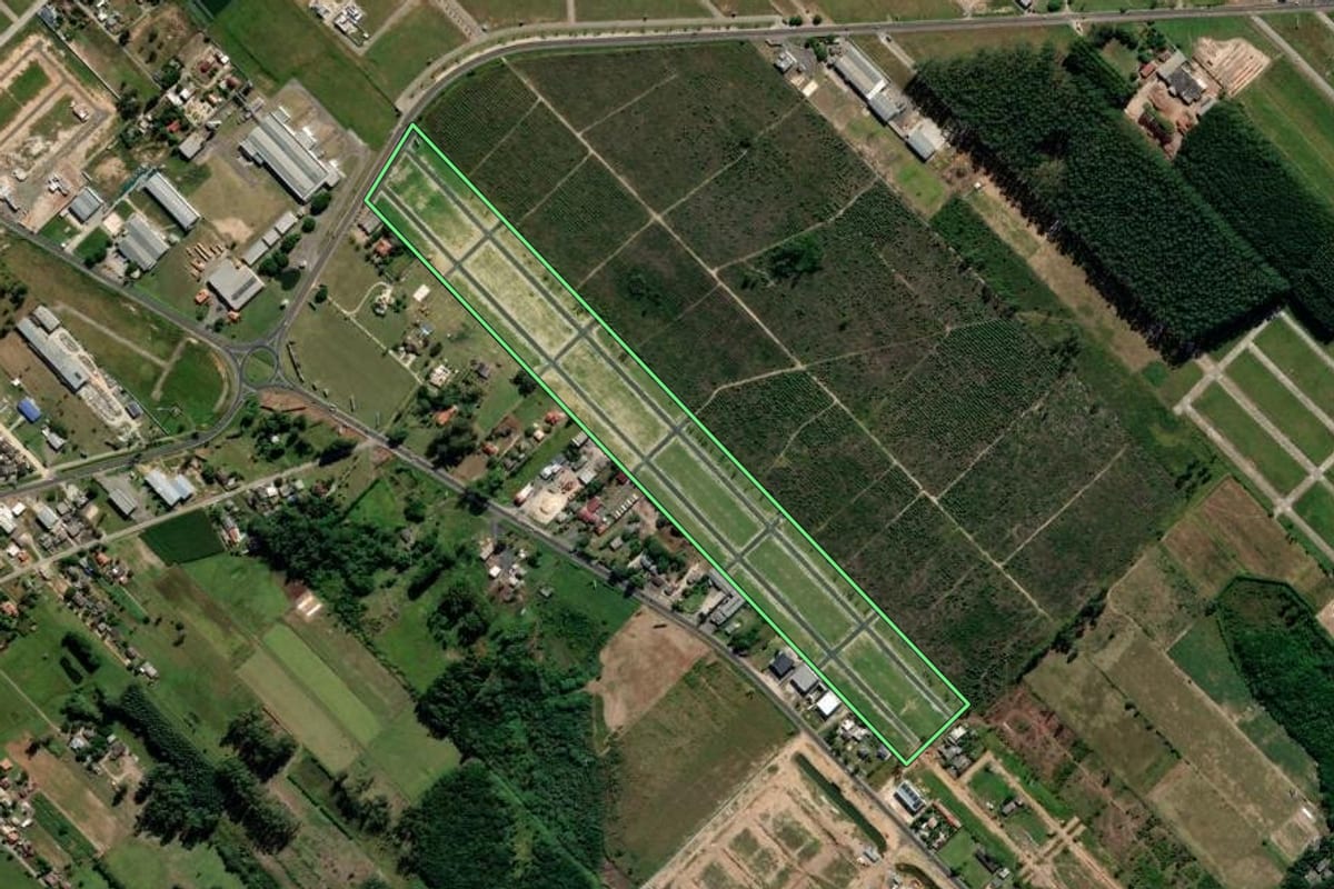 Imagem de satélite do imóvel rural em Araranguá (SC), com o contorno declarado no CAR desenhado por cima.