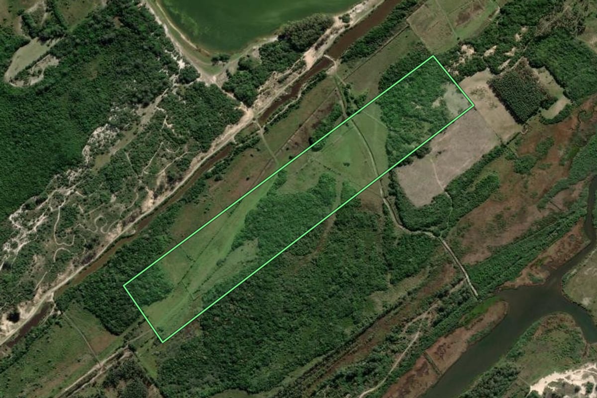 Imagem de satélite do imóvel rural em Araranguá (SC), com o contorno declarado no CAR desenhado por cima.