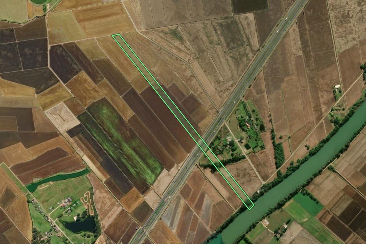 Imagem de satélite do imóvel rural em Araranguá (SC), com o contorno declarado no CAR desenhado por cima.