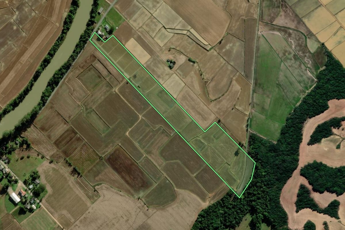 Imagem de satélite do imóvel rural em Araranguá (SC), com o contorno declarado no CAR desenhado por cima.
