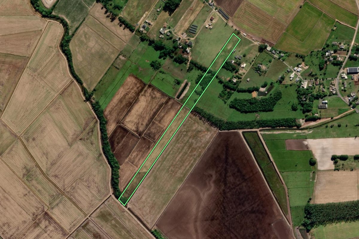 Imagem de satélite do imóvel rural em Araranguá (SC), com o contorno declarado no CAR desenhado por cima.