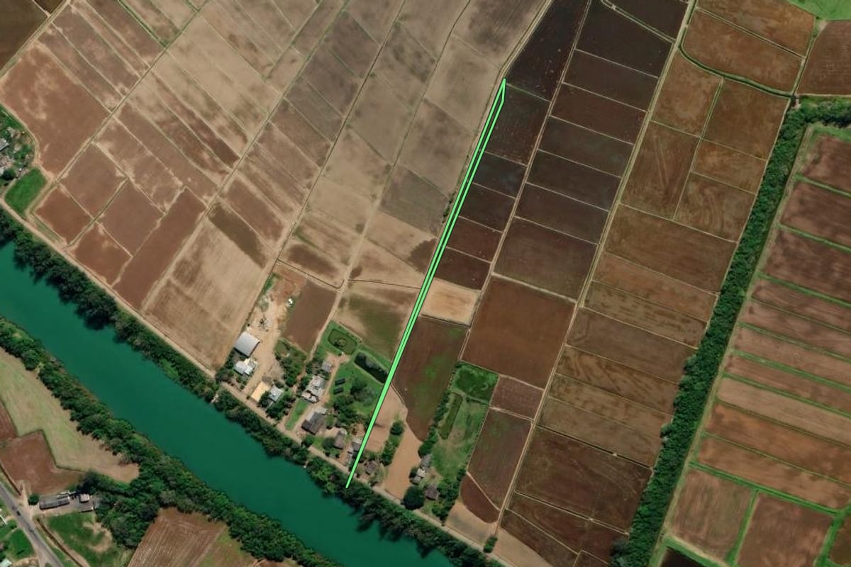 Imagem de satélite do imóvel rural em Araranguá (SC), com o contorno declarado no CAR desenhado por cima.