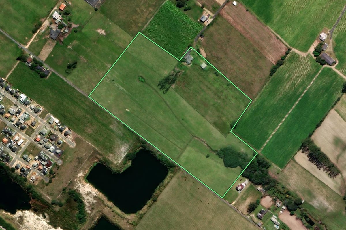 Imagem de satélite do imóvel rural em Araranguá (SC), com o contorno declarado no CAR desenhado por cima.