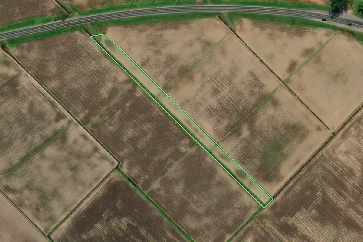 Imagem de satélite do imóvel rural em Araranguá (SC), com o contorno declarado no CAR desenhado por cima.