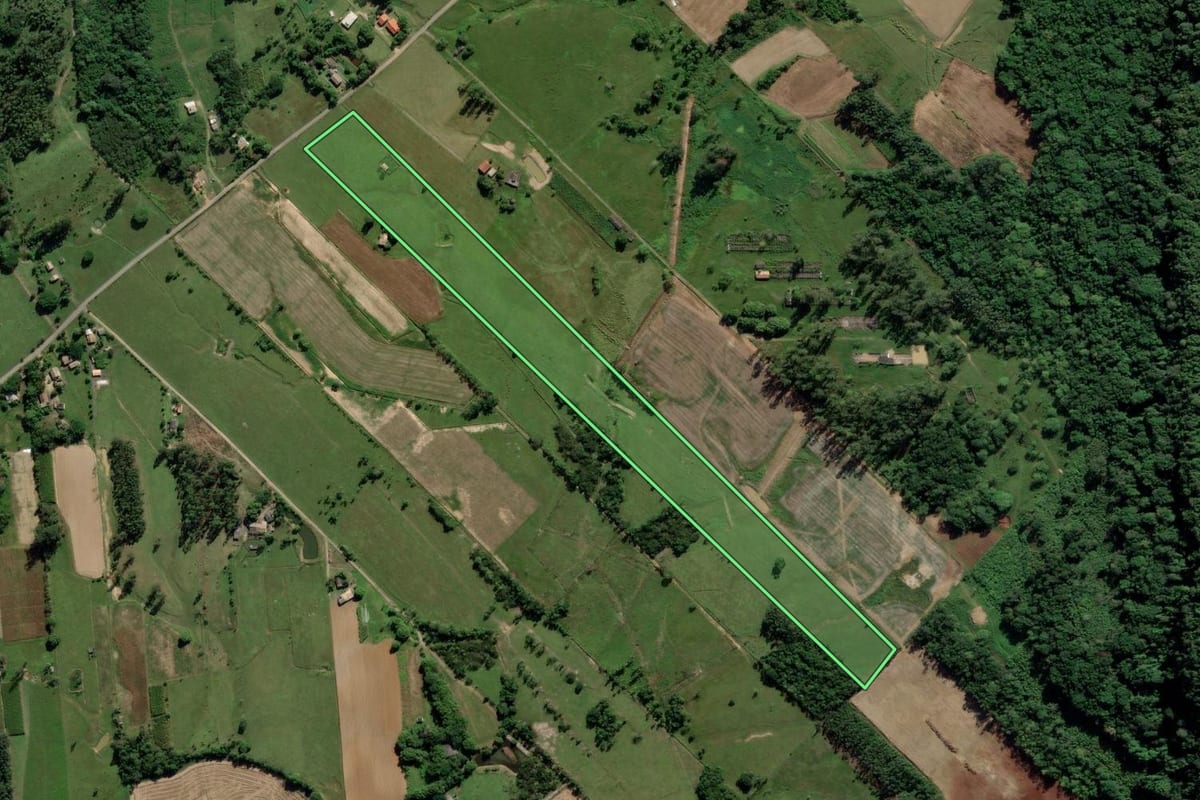 Imagem de satélite do imóvel rural em Araranguá (SC), com o contorno declarado no CAR desenhado por cima.