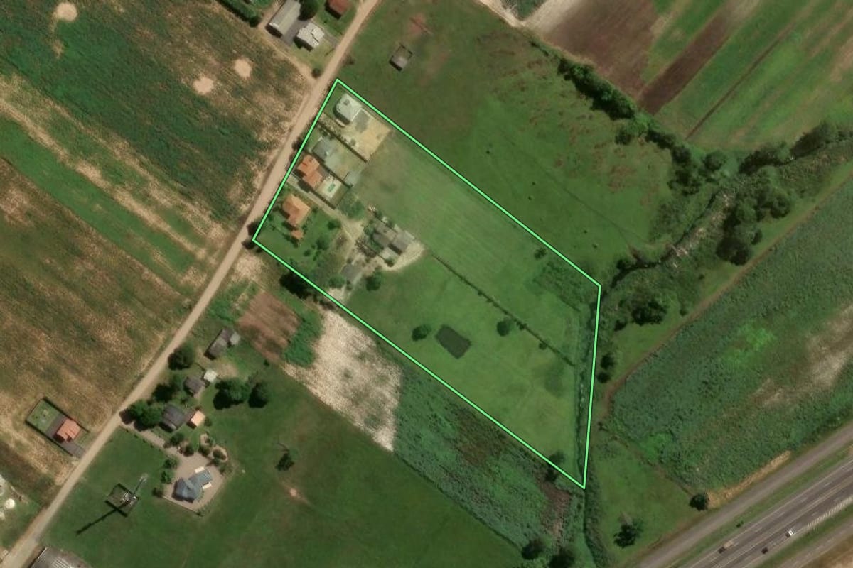 Imagem de satélite do imóvel rural em Araranguá (SC), com o contorno declarado no CAR desenhado por cima.