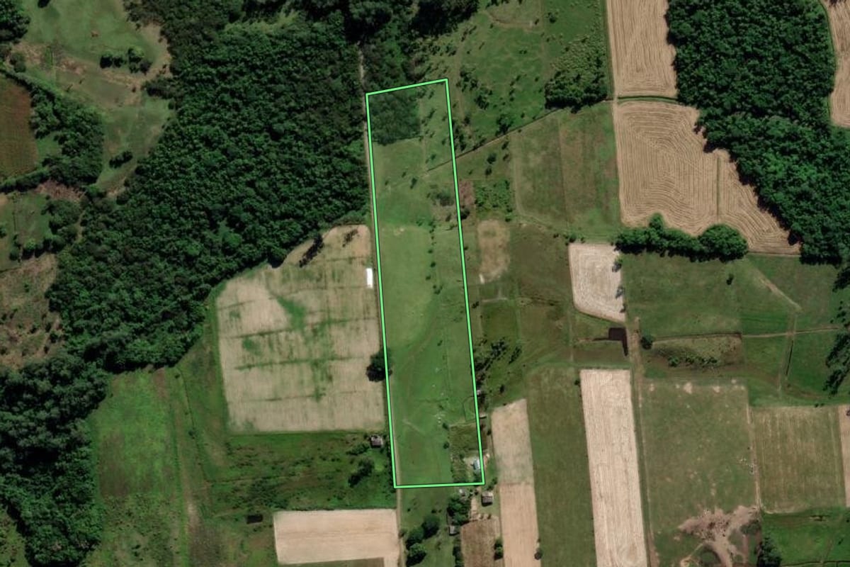 Imagem de satélite do imóvel rural em Araranguá (SC), com o contorno declarado no CAR desenhado por cima.