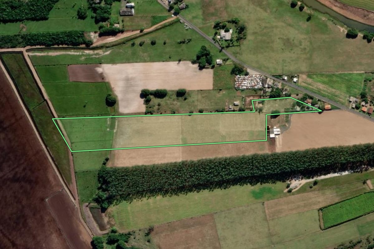 Imagem de satélite do imóvel rural em Araranguá (SC), com o contorno declarado no CAR desenhado por cima.