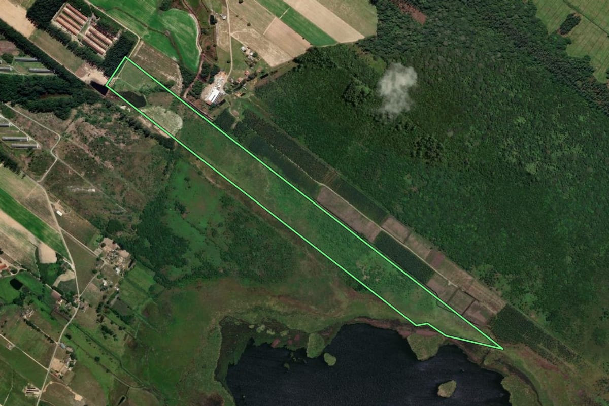 Imagem de satélite do imóvel rural em Araranguá (SC), com o contorno declarado no CAR desenhado por cima.