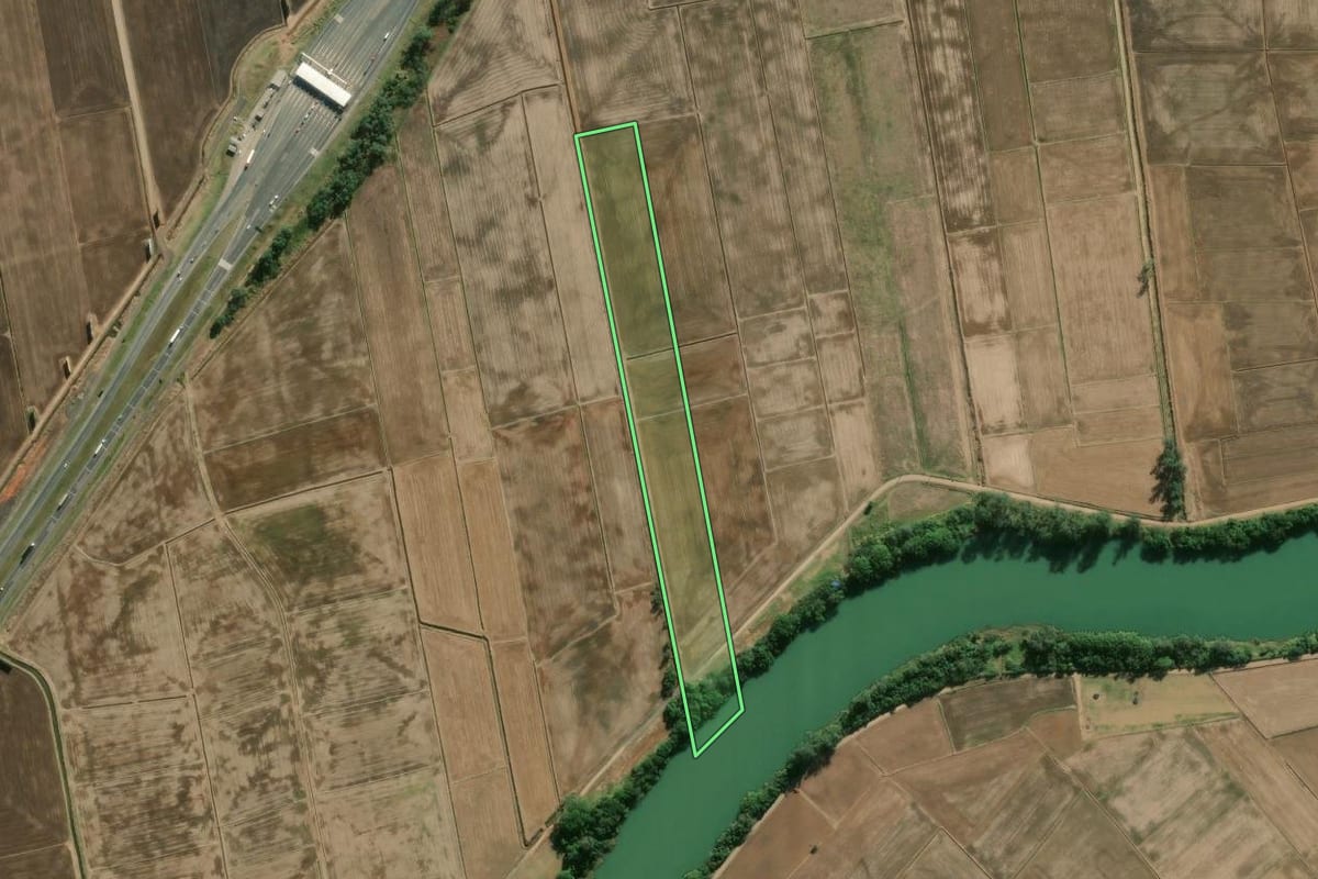 Imagem de satélite do imóvel rural em Araranguá (SC), com o contorno declarado no CAR desenhado por cima.