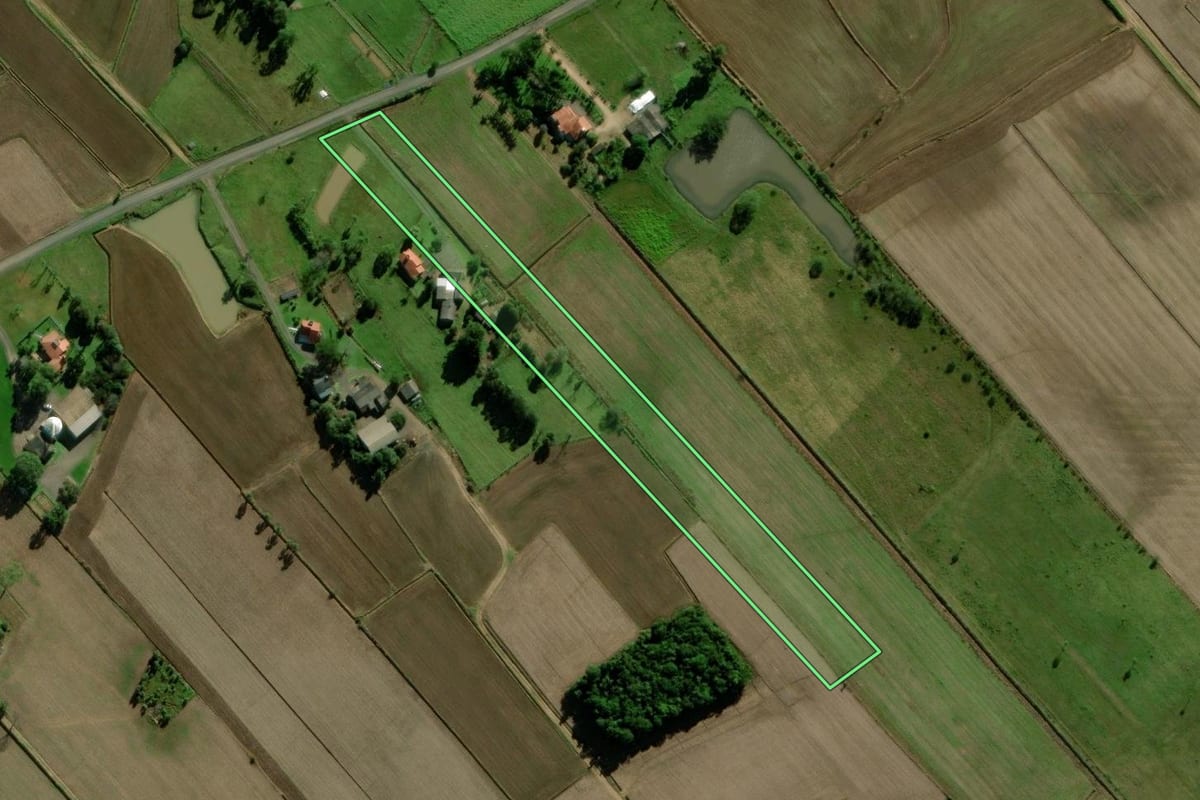 Imagem de satélite do imóvel rural em Araranguá (SC), com o contorno declarado no CAR desenhado por cima.