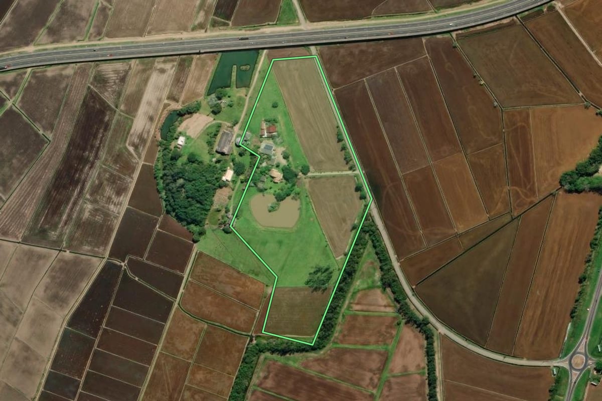 Imagem de satélite do imóvel rural em Araranguá (SC), com o contorno declarado no CAR desenhado por cima.