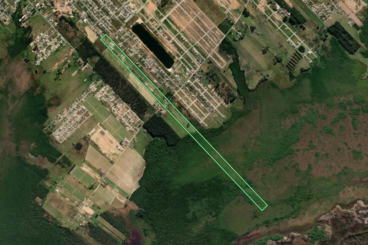 Imagem de satélite do imóvel rural em Araranguá (SC), com o contorno declarado no CAR desenhado por cima.