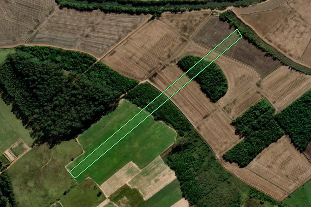 Imagem de satélite do imóvel rural em Araranguá (SC), com o contorno declarado no CAR desenhado por cima.