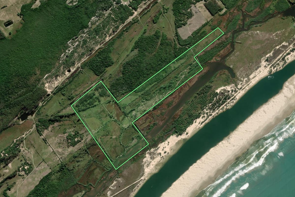 Imagem de satélite do imóvel rural em Araranguá (SC), com o contorno declarado no CAR desenhado por cima.