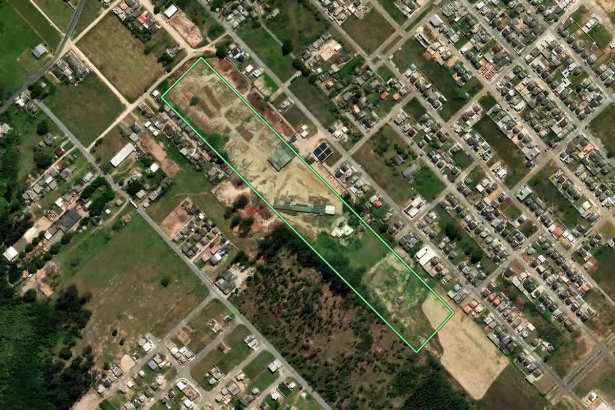 Imagem de satélite do imóvel rural em Araranguá (SC), com o contorno declarado no CAR desenhado por cima.