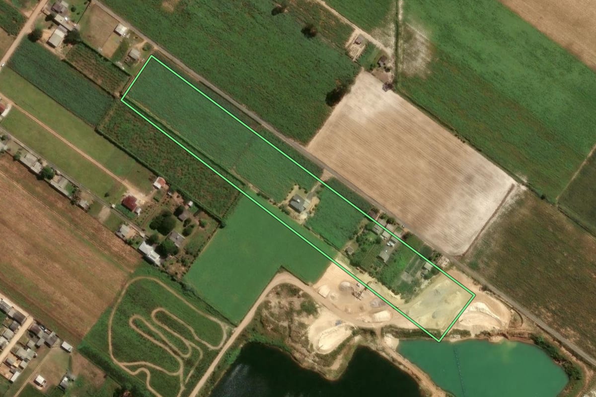 Imagem de satélite do imóvel rural em Araranguá (SC), com o contorno declarado no CAR desenhado por cima.