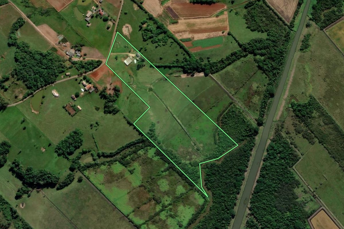 Imagem de satélite do imóvel rural em Araranguá (SC), com o contorno declarado no CAR desenhado por cima.